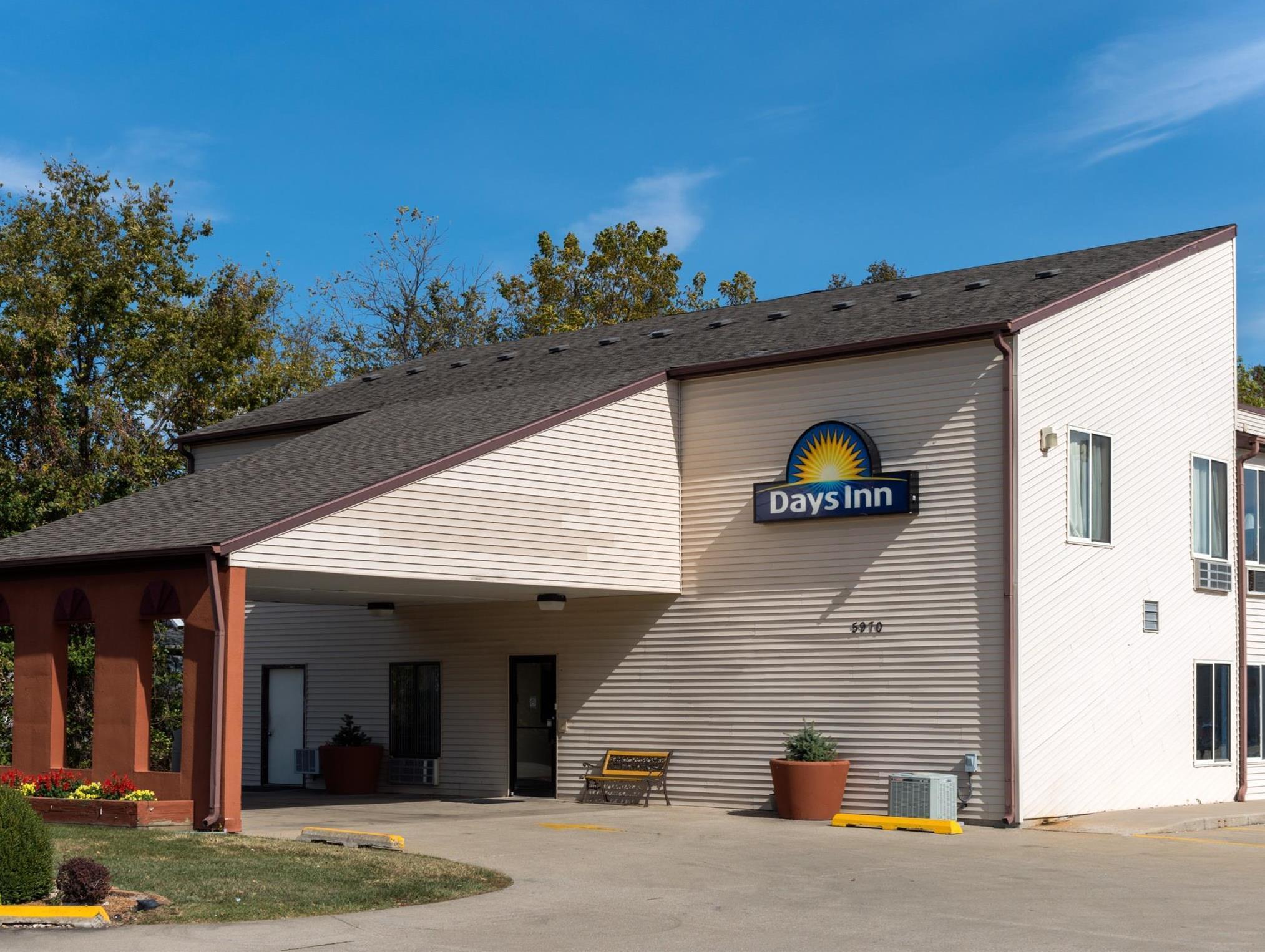 Days Inn By Wyndham Springfield Exterior photo