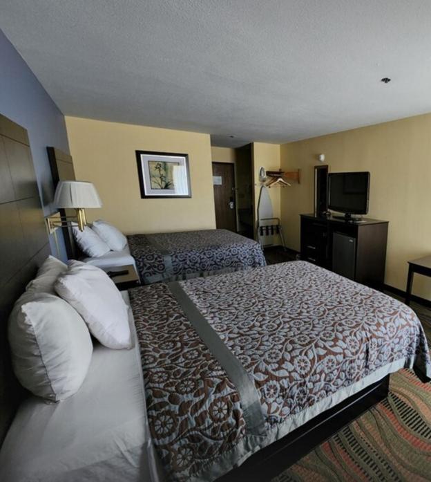 Days Inn By Wyndham Springfield Exterior photo