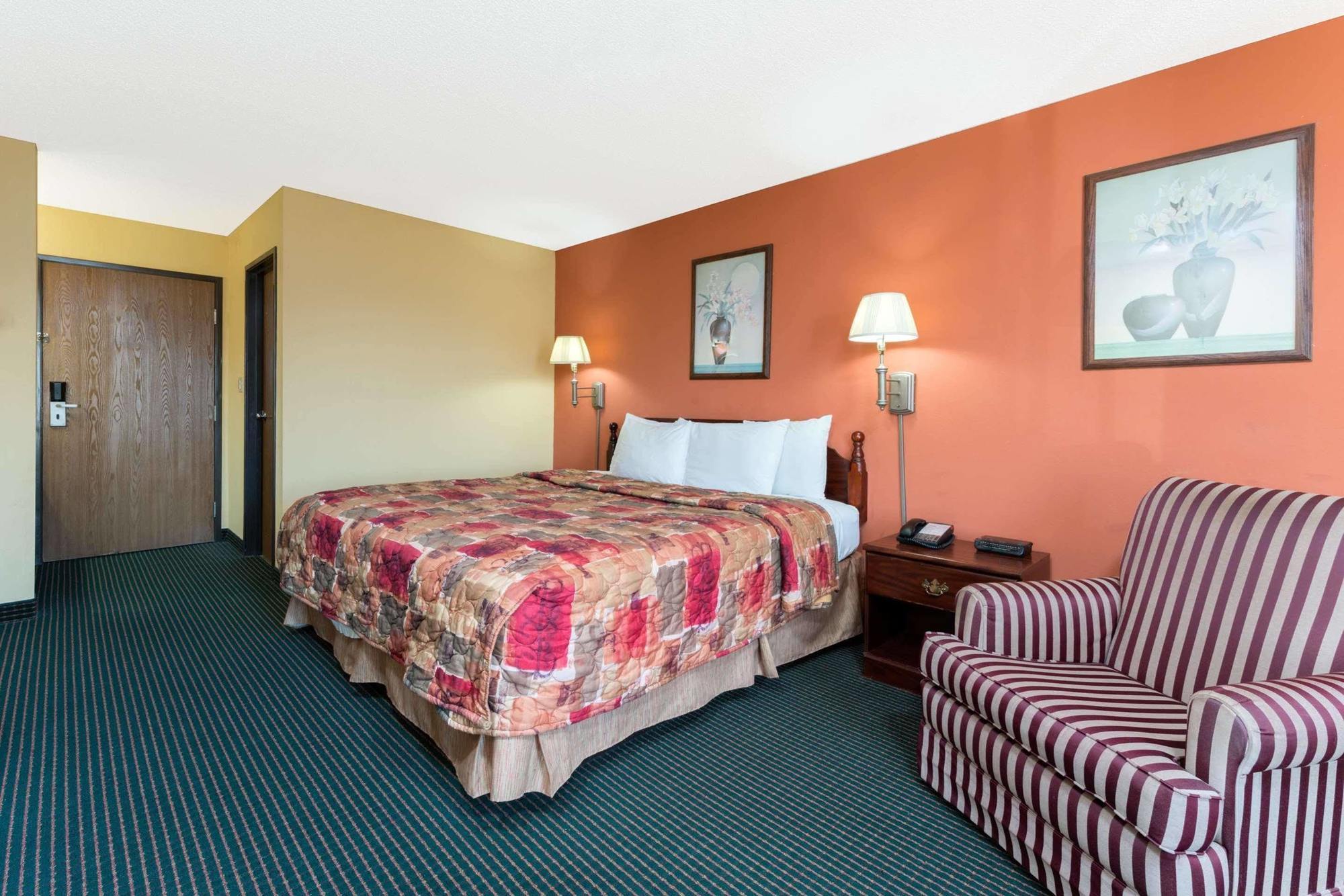 Days Inn By Wyndham Springfield Exterior photo